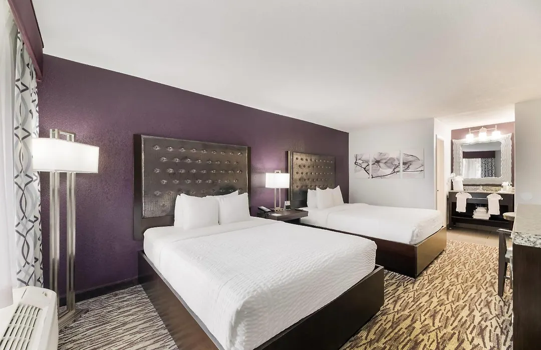 Clarion Inn&Suites Across From Universal Orlando Resort-1