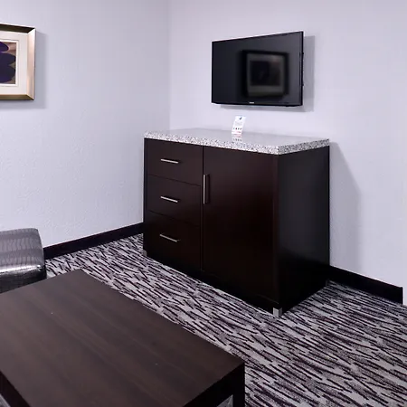 Clarion Inn&Suites Across From Universal Orlando Resort-3